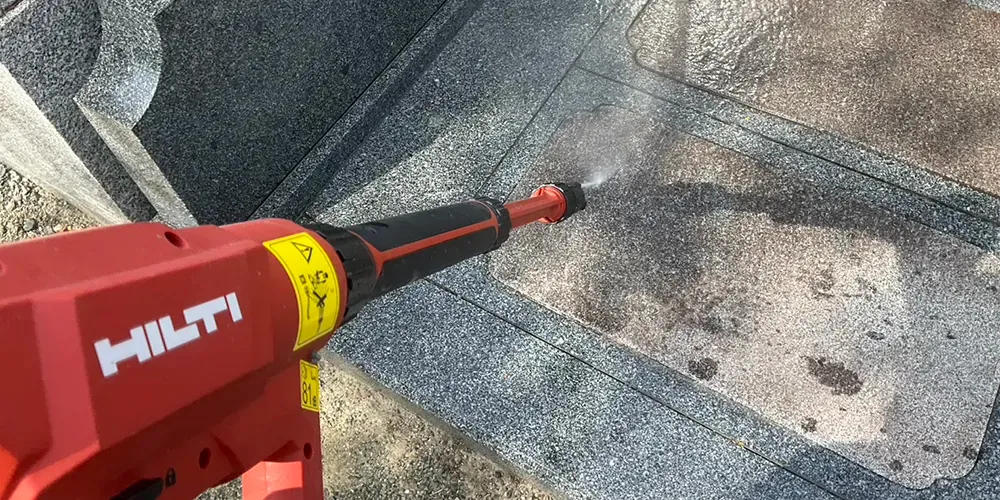 クレーンで墓の撤去